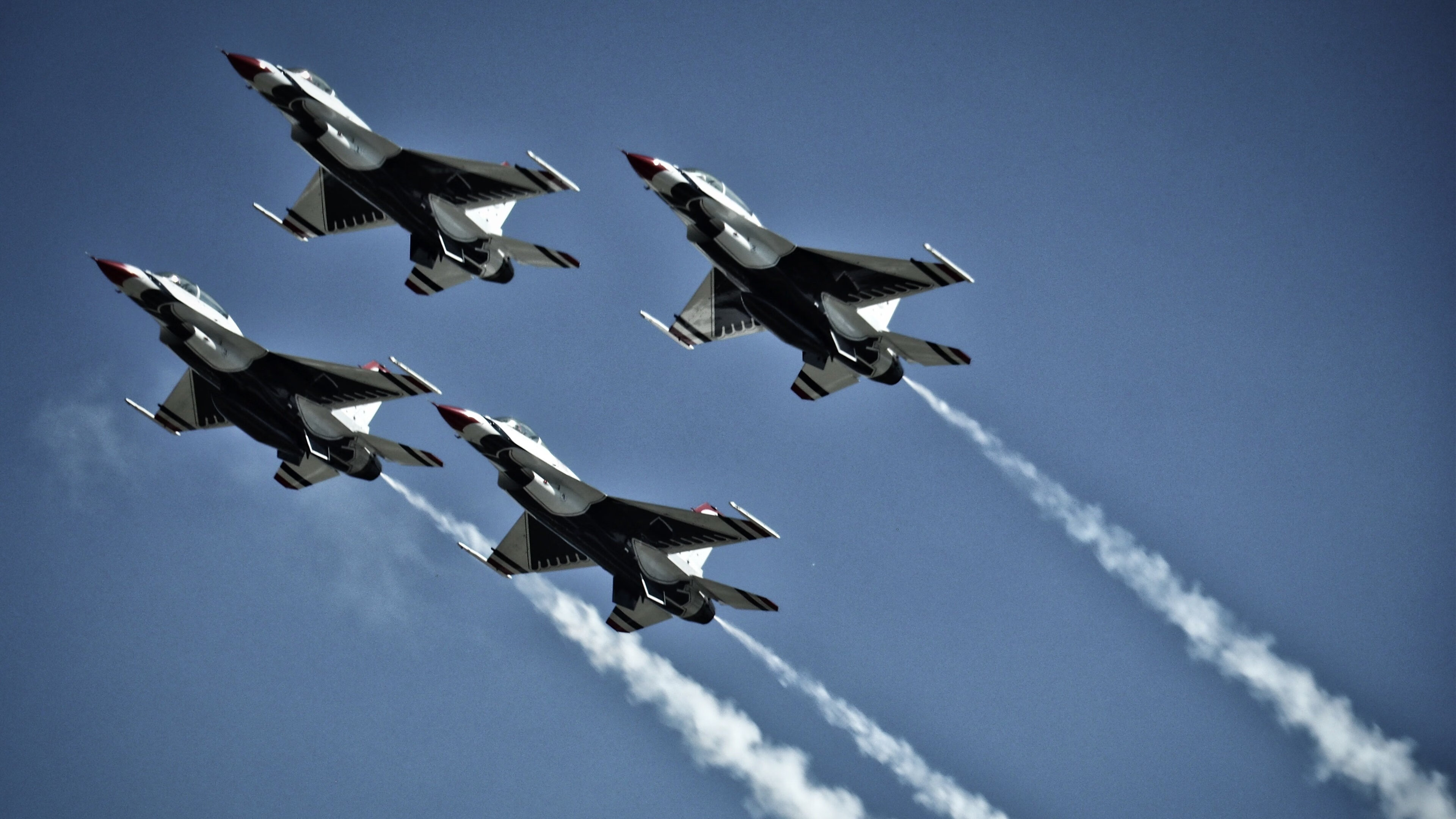 坎特正式加盟切尔西,球队中场实力再提升,坎特还在切尔西吗